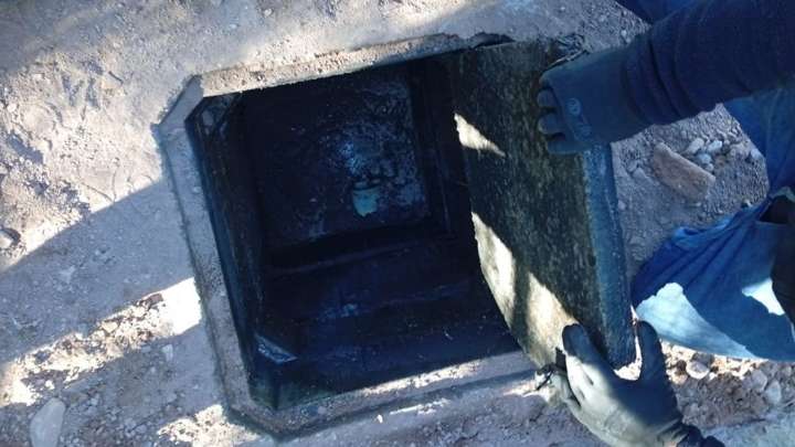 Una empresa arrojaba residuos industriales por una cloaca: serán sancionados