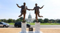 “Mejores amigos por siempre”: aparece estatua de Trump y Epstein agarrados de la mano cerca del capitolio