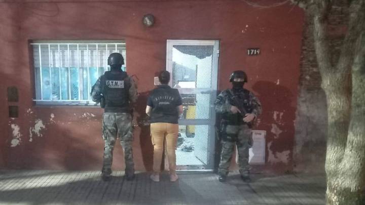 Detuvieron a un policía por narcomenudeo durante un allanamiento en zona sur
