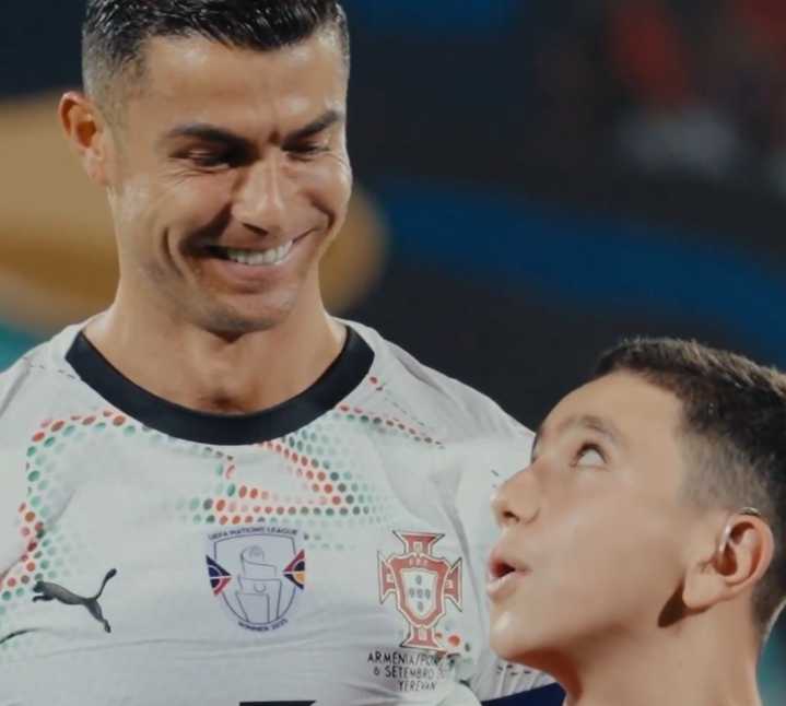 El sueño de Ruben: un niño armenio con discapacidad salió al campo de la mano de Cristiano Ronaldo en Ereván