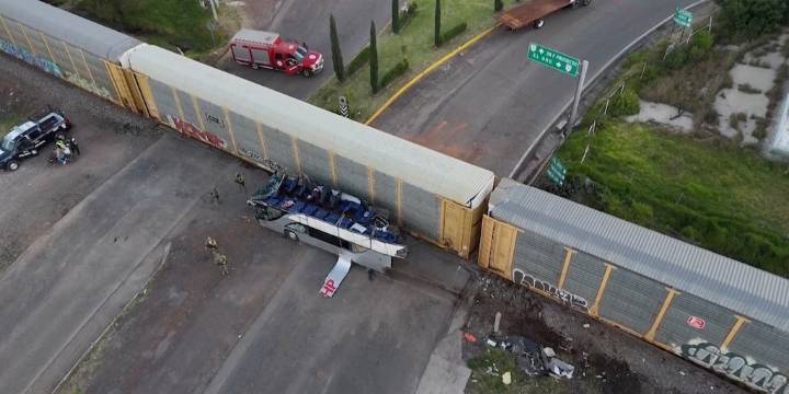 Actualizan a 55 heridos y 10 muertos tras accidente entre autobús y tren, en el Edomex; 19 personas ya fueron dadas de alta