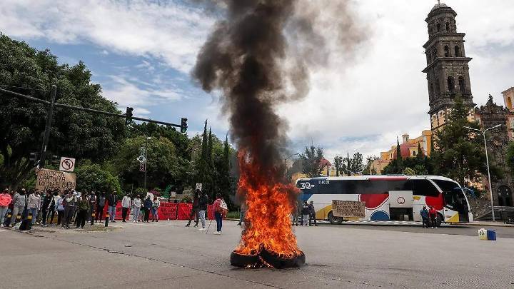 Cierran Normalistas de Teteles el Bulevar 5 de Mayo para exigir la destitución de directivos