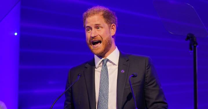 Prince Harry makes touching gesture moments after landing in the UK