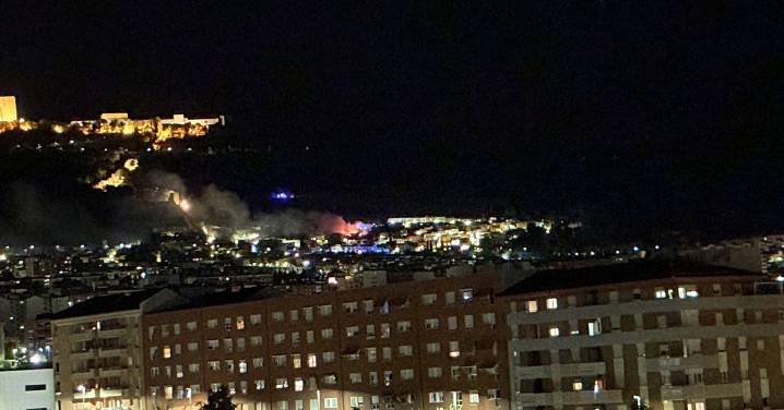Incendio bajo el Castillo de Santa Catalina de Jaén
