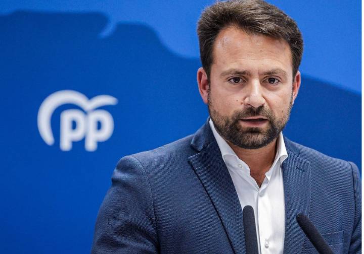 Álvaro Queipo pide a Carmen Moriyón «unir fuerzas para liberar a Asturias del PSOE»