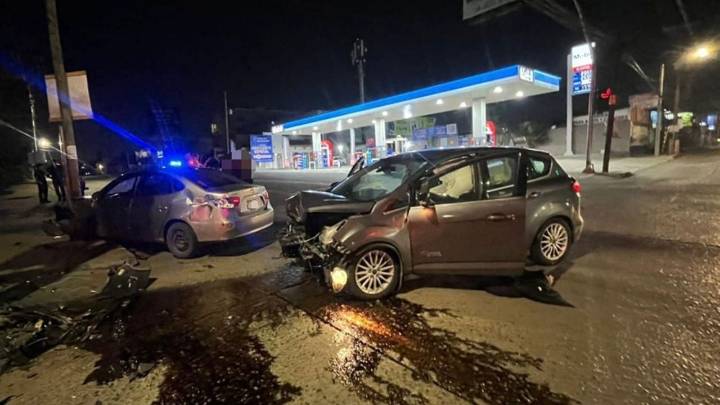 Se pasa conductor joven la luz roja y causa accidente