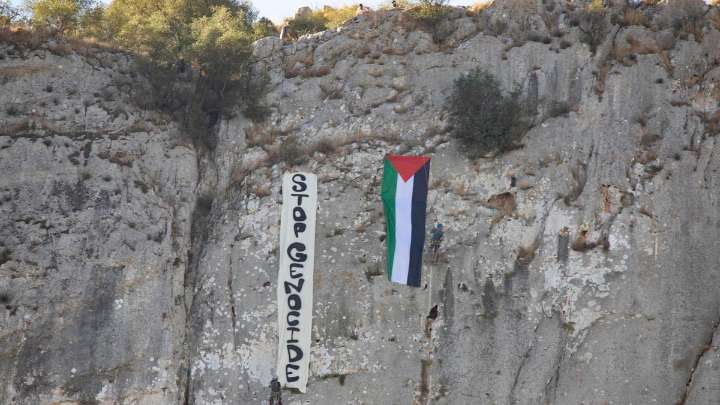 Colocan otra gran bandera de Palestina en la Penya Roja de Xàtiva: "Stop Genozide"