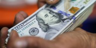 El dólar subió por quinta jornada consecutiva en otro día negativo para acciones y bonos