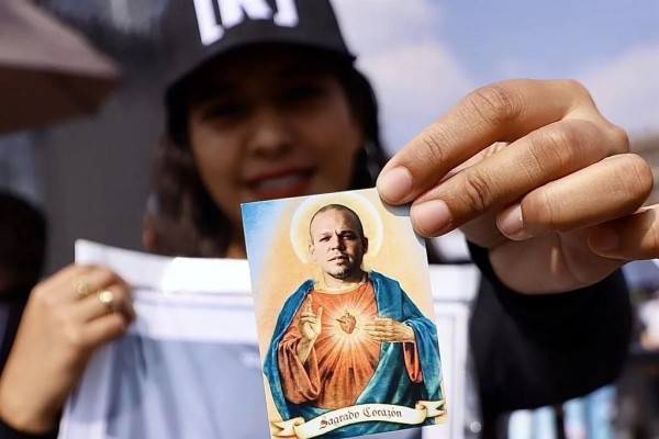 Fans esperan a Residente para megaconcierto en el Zócalo