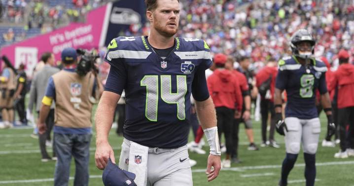 Sam Darnold has a quiet debut for the Seahawks in a loss to the 49ers