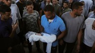 Borrar Gaza: Netanyahu bombardea también las tiendas de campaña donde malviven los palestinos de Ciudad de Gaza
