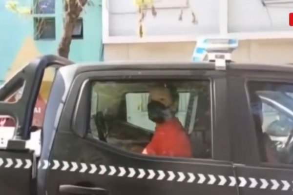 Libertaria desquiciada: rompió autos de periodistas de Radio 10 al grito de "viva la libertad"