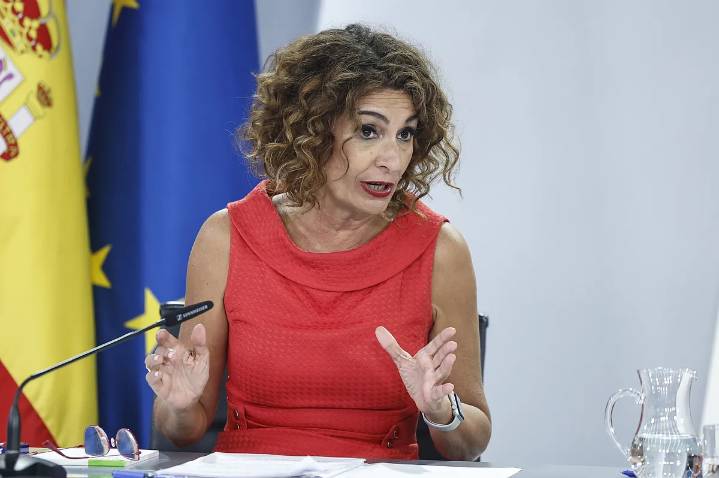 El Gobierno aprueba una 'quita' de deuda de más de 83.000 millones a las CCAA que exigió ERC para Cataluña y niega que "beneficie a un territorio particular": "Es falso"