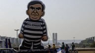 Brasil: muñeco de Bolsonaro con uniforme de prisionero – Telemundo Area de la Bahía 48