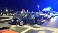 Aparatosa colisión en la A-49 entre un coche y camión: una mujer quedó atrapada y fue evacuada a un hospital