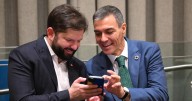 La foto que miraba Sánchez, embelesado, en el móvil del presidente de Chile