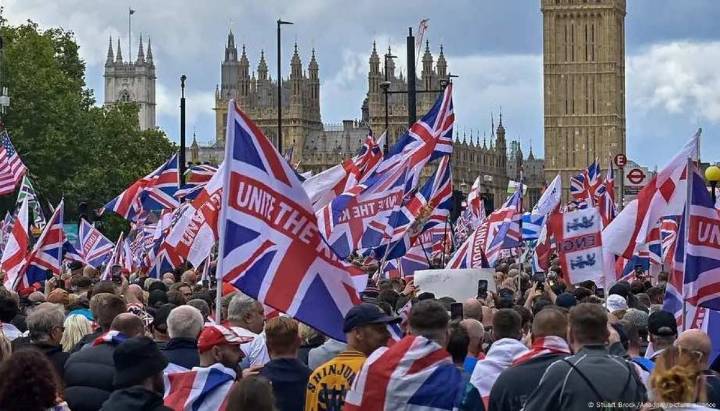Más de cien mil personas protestan en Londres contra la inmigración