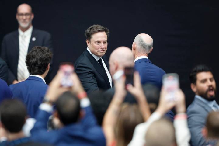 Elon Musk, Peter Thiel y Steve Bannon están documentados en reuniones que planeó Epstein