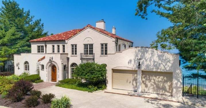 Dr. Scholl’s Lake Michigan home hits the market