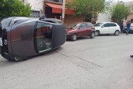 Acelerado pisa bordo, choca y acaba volcando su unidad, en Saltillo