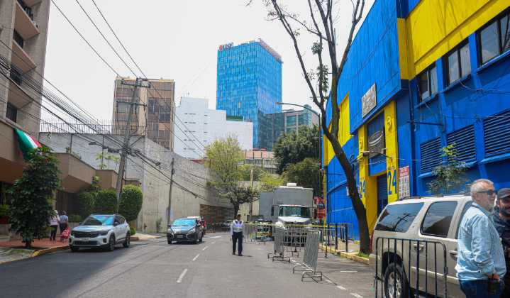 ¿Peligro para los fans? Estadio Ciudad de los Deportes abre la calle a autos en pleno partidos del América Femenil
