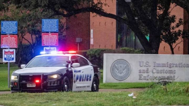 Un detenido murió después de un tiroteo en una instalación de ICE en Texas: las claves del caso