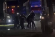 Riña entre policías de Arteaga y choferes termina en persecución sin heridos