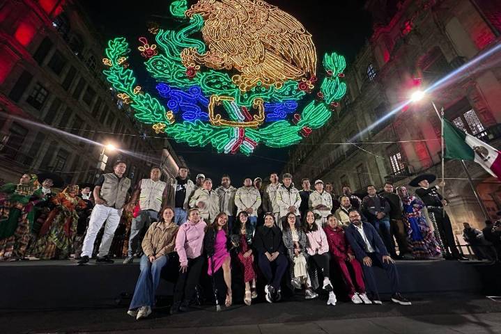 Encienden alumbrado por fiestas patrias en el Zócalo de la Ciudad de México