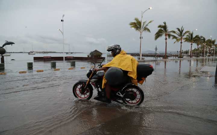 Lorena, aún como huracán categoría 1, sigue intensificándose y se acerca a costas mexicanas