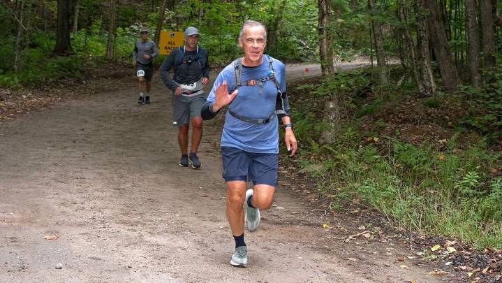 60-Year-Old Canadian Prime Minister Delivers Emotional Track & Field Moment, Fueled by Heartfelt Purpose Canadian PM Mark Carney, 60, surprises by running a rugged 26K Haliburton Forest trail race, tu