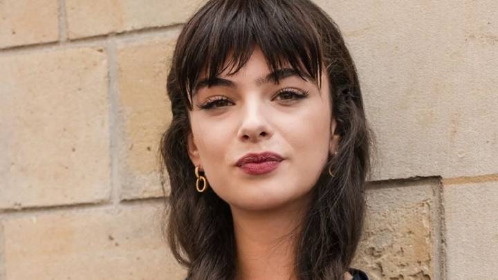 El flequillo retro que redefine la temporada y vuelve a instalarse con aire bohemio y chic