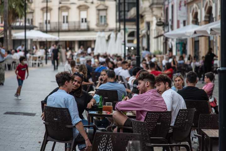Los bares de Huelva ubicados en el recorrido oficial de la Magna tendrán que cerrar sus terrazas: este es el itinerario y los establecimientos afectados