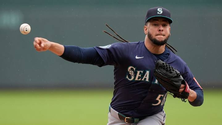 Mariners' rare challenge helps secure 2-0 win over Royals, tie Astros for first place in AL West