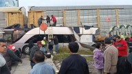 Tren embiste a autobús de pasajeros que intentó ganarle el paso en Atlacomulco; hay 10 muertos (Video)