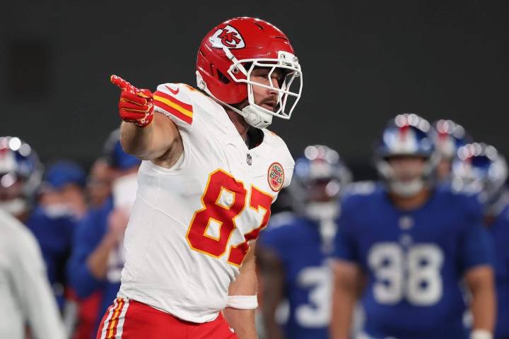 Chiefs' Travis Kelce, Andy Reid have heated exchange on sideline vs. Giants
