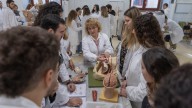 El alumnado de sexto de Medicina ya se reparte por todos los hospitales: de los cien de Vigo a los ocho de Ferrol