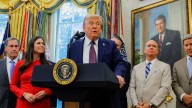 Trump afirma que fabricantes de vehículos en China, México y Canadá empezaron a trasladar sus plantas a EU