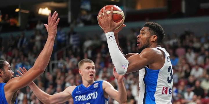 Reports: Giannis Antetokounmpo has COVID, Bucks general manager says