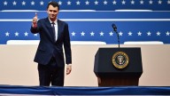 El activista político Charlie Kirk recibe disparo en evento en una universidad en Utah