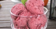 Saludable y cargado en proteínas: el helado casero de frutos rojos para disfrutar sin culpas