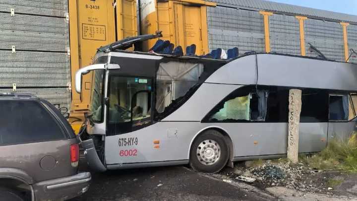 Camionero trata de ganarle al tren, hay 10 muertos; empresa responde