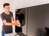 El ingrediente secreto para limpiar la pantalla del Smart TV y no rayarla
