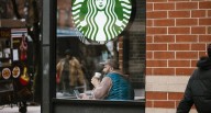 Starbucks anuncia cierre de tiendas y recorte de empleos en una reestructuración de US$1.000 millones l Starbucks l Últimas
