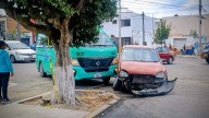 Fuerte percance entre camioneta de transporte público y vehículo