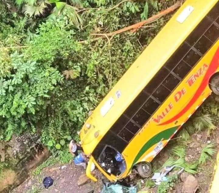 Un fallecido y dos lesionados, es el saldo del accidente de bus en la vía del Sisga