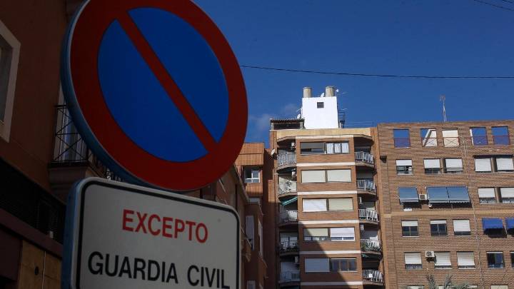 Apuñala a su inquilina y vive con el cadáver durante un año