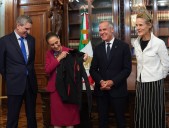 Claudia Sheinbaum y Mark Carney intercambian obsequios