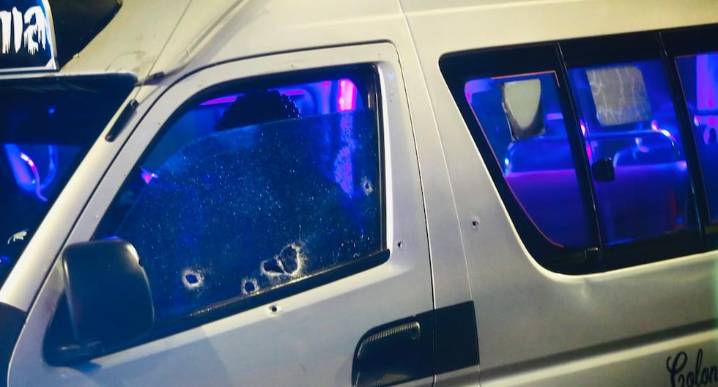 Sicarios atacan a balazos una combi en Cercado de Lima y dejan dos heridos graves