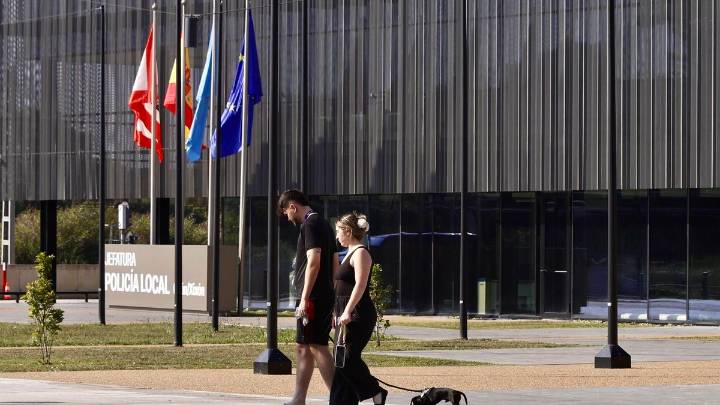 Todas las distinciones de la Policía Local de Gijón: de los "héroes" que evitaron una reyerta en El Coto a quienes salvaron la vida de un hombre en el Muelle