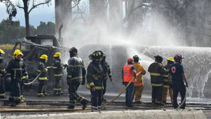 Continúan labores de remoción por explosión de pipa en Puente de la Concordia